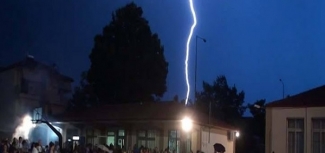 Κεραυνός πέφτει δίπλα σε Δημοτικό σχολείο της Κατερίνης